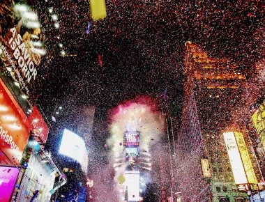 Πολύχρωμη Πρωτοχρονιά στην Times Square - Γιόρτασαν με βροχή και τόνους κομφετί